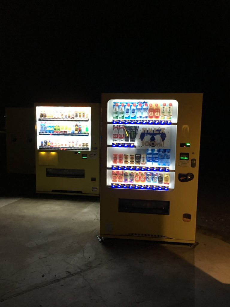夜のジハングンの自動販売機