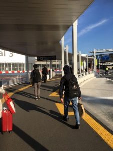 成田空港へバス降り場から向かう画像